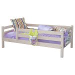 سرير خشبي مع الجانبين