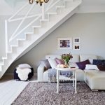 مساحة للاسترخاء تحت الدرج