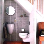 الحمام تحت الدرج