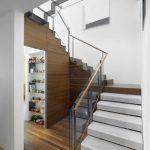 رفوف تحت الدرج