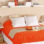 أرفف بيضاء بسيطة فوق السرير