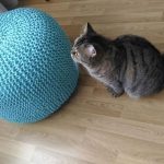 pouf الأزرق محبوك