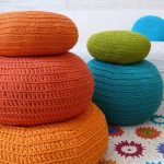 poufs الملونة محبوك