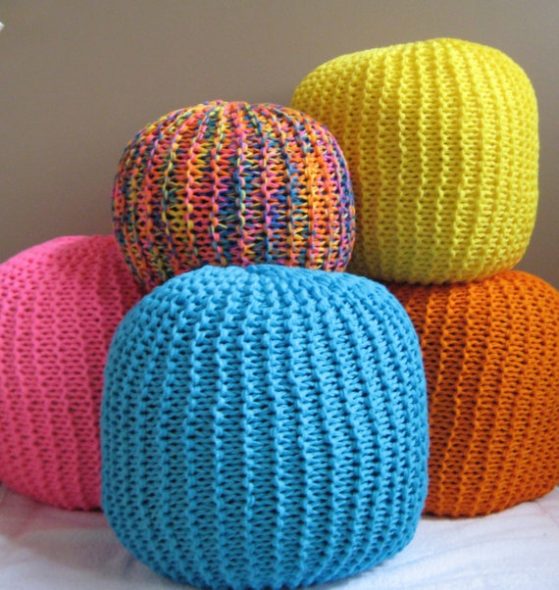 poufs الملونة محبوك