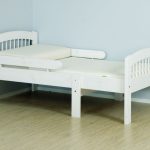 السرير المنزلقة في الغرفة