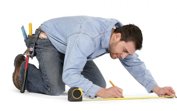 رجل مع شريط قياس