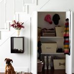 خزانة للملابس والأحذية تحت الدرج