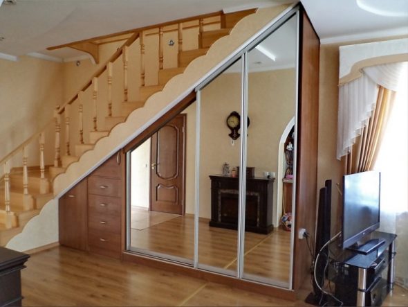 خزانة تحت الدرج