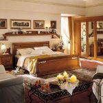 كم عدد الرفوف فوق السرير