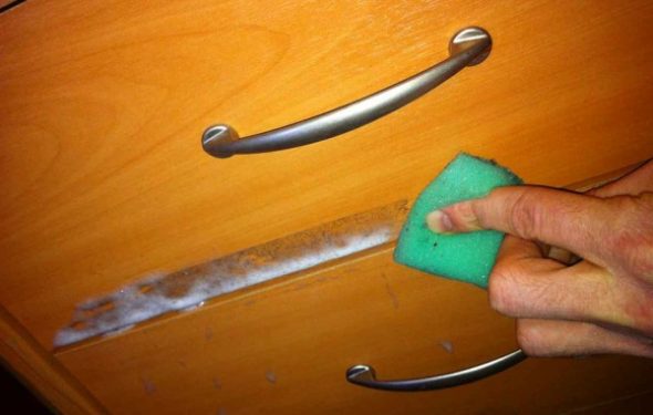 شريط لاصق على الأثاث المصقول