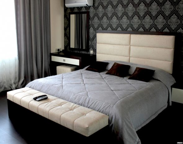 السرير بجوار الحائط