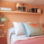 رف أنيق فوق السرير