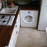 غسالة في المطبخ