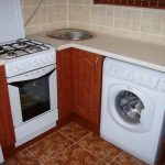 غسالة بالقرب من مدخل المطبخ