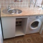 غسالة بالقرب من الحوض