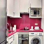 غسالة في مطبخ صغير