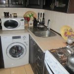 غسالة في مطبخ صغير جدا