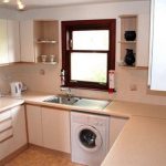 غسالة في المطبخ البيج مشرق