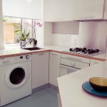 غسالة في المطبخ مشرق