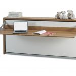 طاولة سرير المحولات في الغرفة