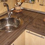 تعيين الجدول أعلى طيدة معدنية