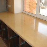 أعلى الجدول على طول النافذة