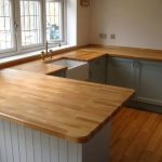 سطح الطاولة على طول الجدران