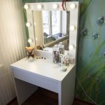 منضدة الزينة البيضاء