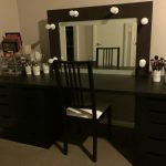 طاولة مكياج سوداء