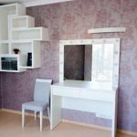 غرفة خلع الملابس مع مرآة واسعة