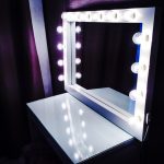 الجدول المكياج الخلفية البيضاء