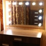 طاولة مكياج خشبية