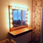 طاولة مكياج خشبية مع ضوء