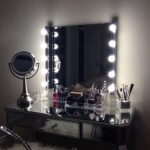 طاولة المكياج المعدنية