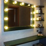 طاولة غرفة الملابس في زاوية غرفة النوم