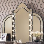 طاولة غرفة الملابس