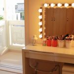 طاولة غرفة الملابس في غرفة النوم