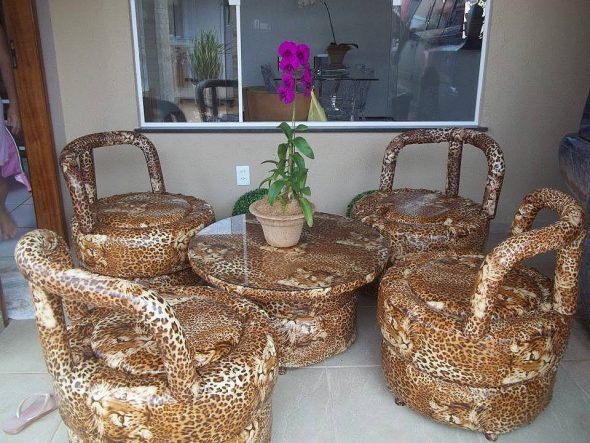 طاولة وكراسي مصنوعة من الإطارات