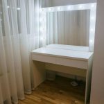 طاولة مكياج بيضاء