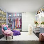 طاولة مكياج في غرفة الملابس