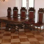 الكراسي الخشبية المنحوتة