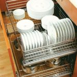 مجفف للأطباق في مجلس الوزراء السفلي