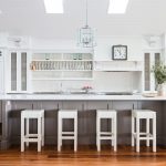 تجفيف الصحون في الخزانة في المطبخ