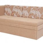 الأريكة مع اثنين من ظهورهم