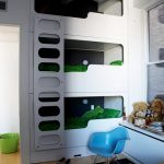 سرير من ثلاث طبقات في الحضانة مع سقوف كبيرة