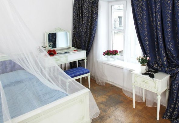 منضدة الزينة بجانب السرير