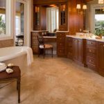 طاولة غرفة الملابس في الحمام مع مرآة كبيرة