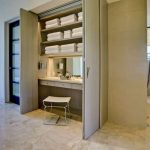 الجدول غرفة خلع الملابس في خزانة