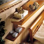 راحة الرفوف فوق السرير