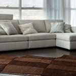 أريكة سرير زاوية في غرفة المعيشة بلون لطيف